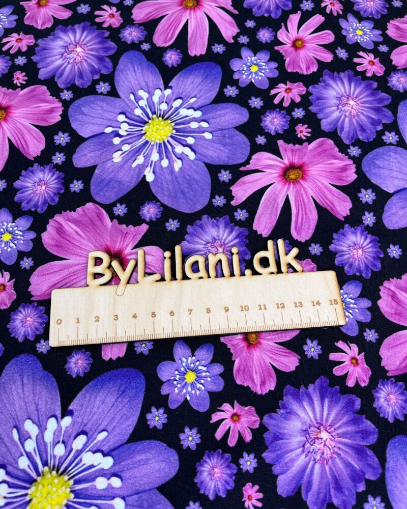 Jersey Digital Print - Dagny på sort baggrund