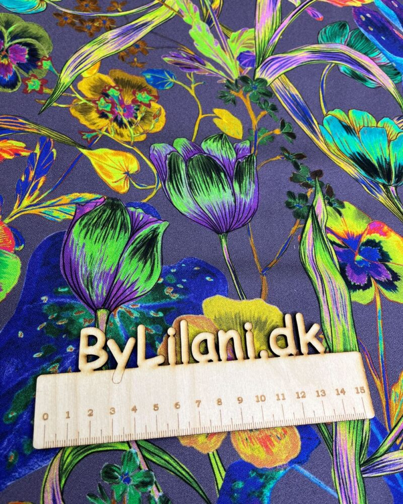 Vævet Viskose - Lilla bund med smukke blomster