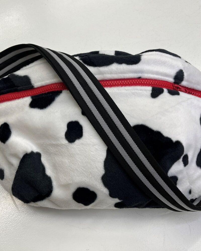 Eget design - stor bum bag. Ko stof med ternet rødt indvendigt