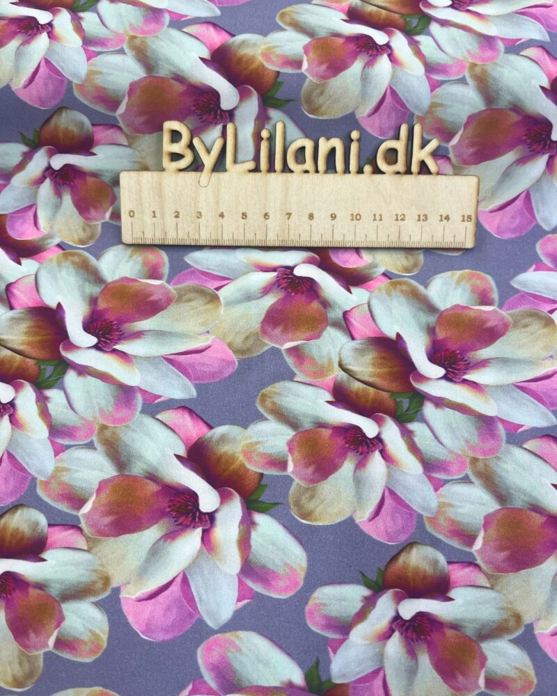 Viskose - Vævet  - Lyselilla baggrund med skønne blomster